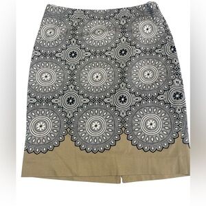 The Limited black white and tan pencil skirt. Lined with a zipper closure. Sz 6